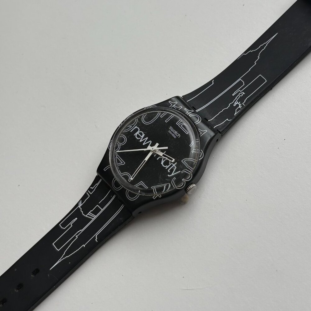 Swatch Watch "Lines in the Sky" Black NYC New York City 2016 GZ209-Women's - Picture 3 of 3